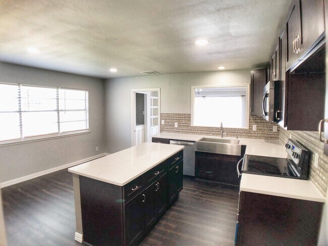 Building Photo - 13719 Briarmeadow St