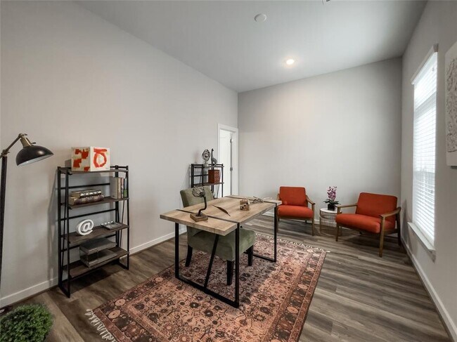 Foto del edificio - 5815 Fairdale Ln