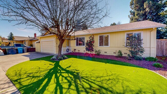 Building Photo - Charming 3 Bedroom 2 Bathroom Home with Pool!