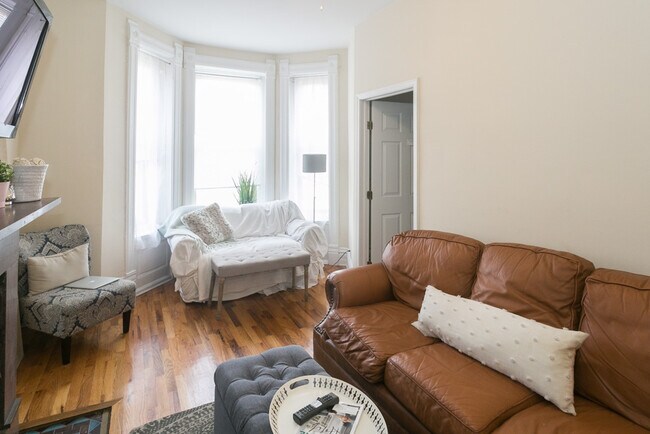 Foto del edificio - 2137 N Sheffield Ave