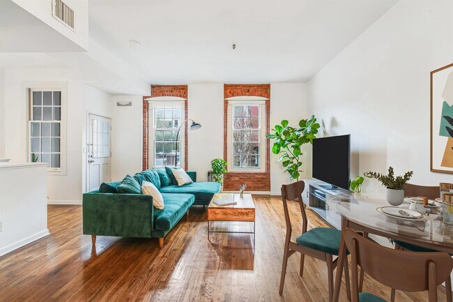 Building Photo - 347 Varick St