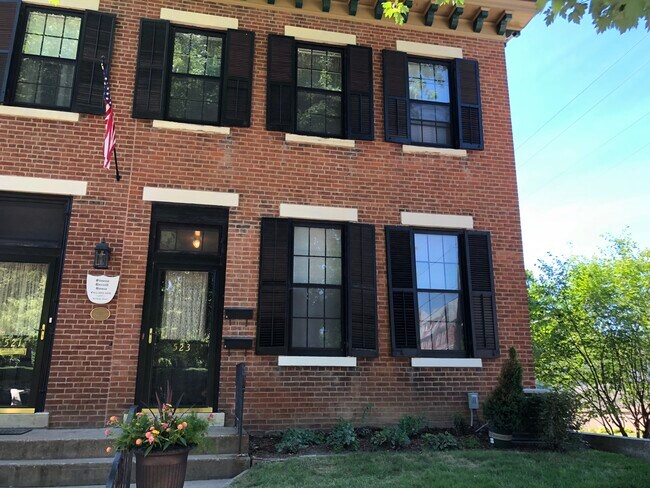 Main Entry - 523 N 7th St