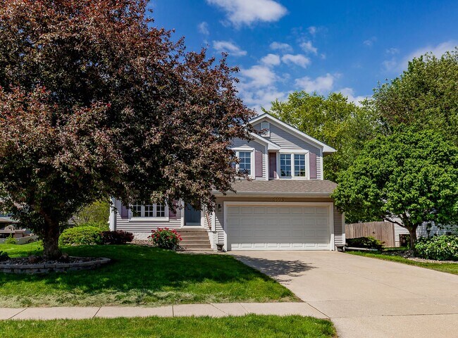 Foto del edificio - BEAUTIFUL 4-SEASONS ROOM!! 4 Bedroom, 3 Bathroom Home in Waukee!