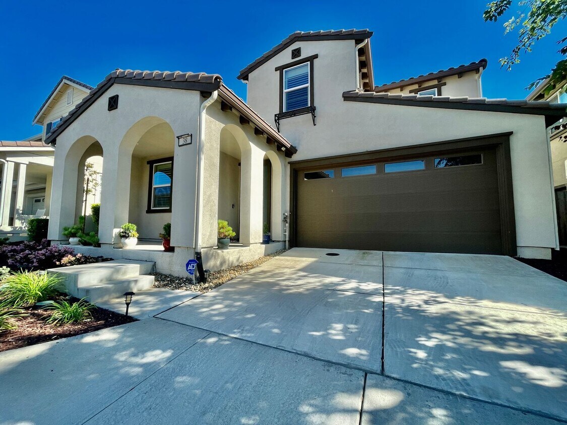 Building Photo - BEAUTIFUL HOME COMING SOON!!!