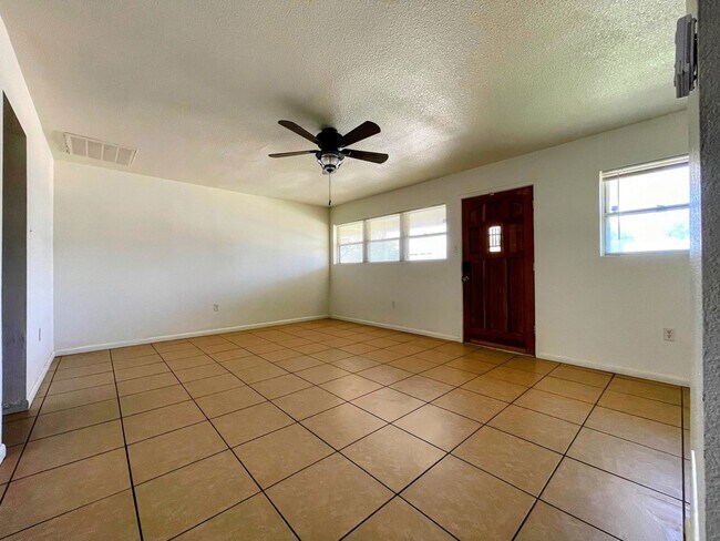 Building Photo - Comfortably Updated 4-Bedroom 2-Bathroom O...