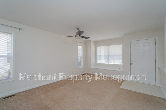 Building Photo - 335 Woodlark St