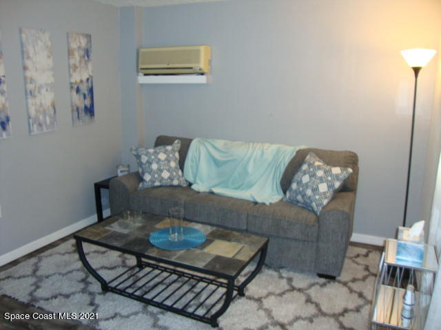 Building Photo - 211 Circle Dr