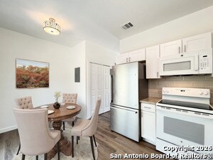 Foto del edificio - 1307 Whispering Hills Dr