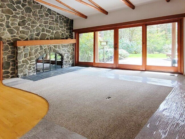 Foto del edificio - Enjoy Outdoor Living with this Rare Proper...