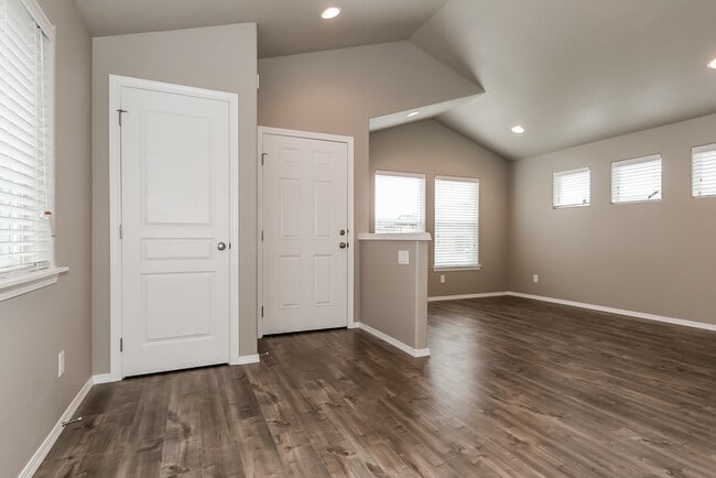 Building Photo - Beautiful 3 bedroom/2 bath tiny home in Cottage Grove- River Walk Village