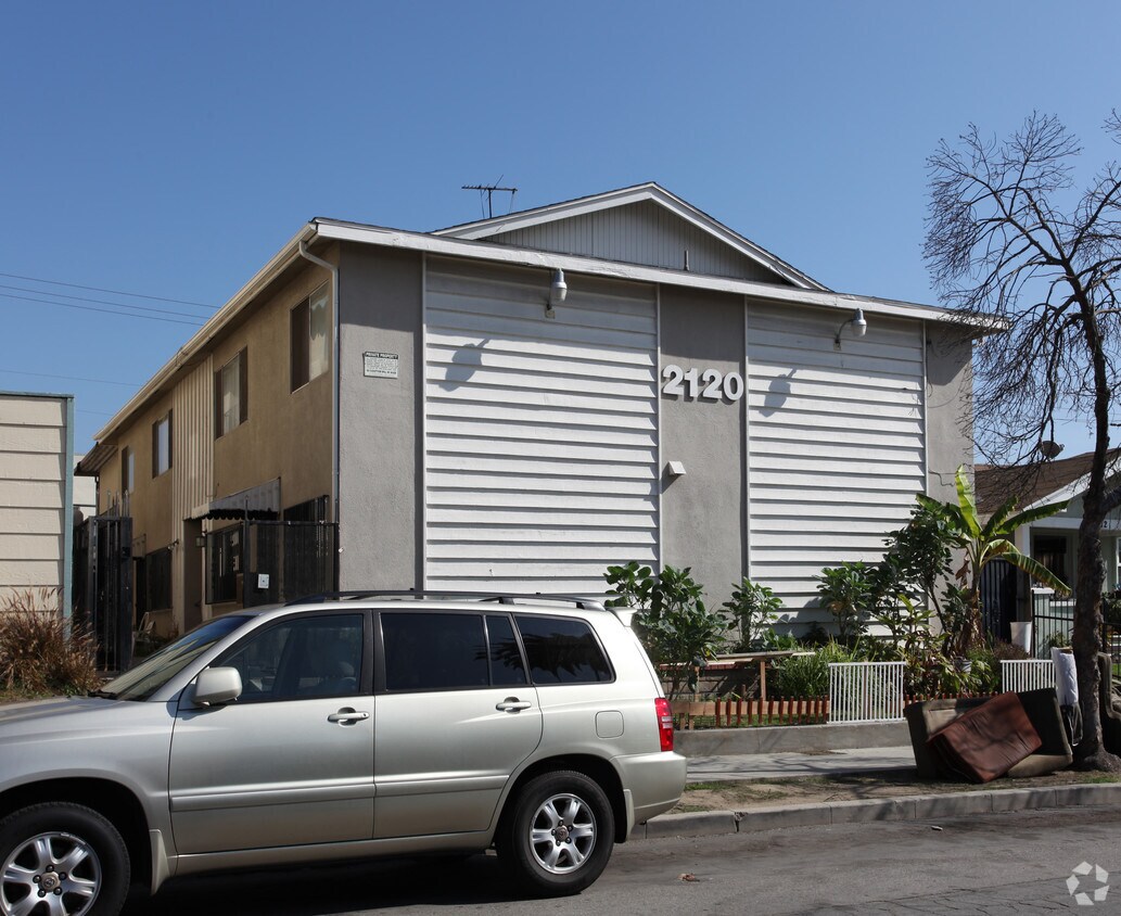 Foto del edificio - 4 Units + 1 Non-conforming