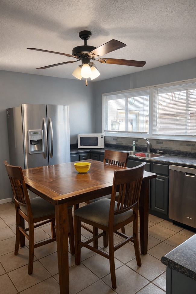 Cocina con lavavajillas y electrodomésticos. - 513 N Nixon Ave