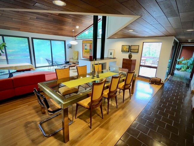 Building Photo - 8/1 Mid Century Modern Private House Bordering Frick Park. 1 of a kind.