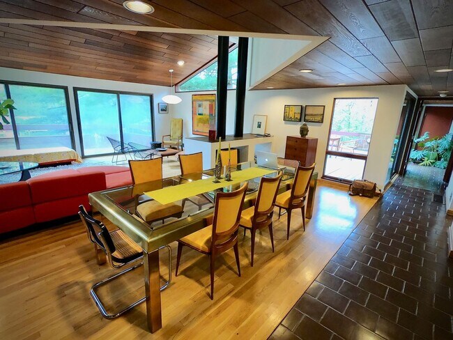 Foto del edificio - 8/1 Mid Century Modern Private House Bordering Frick Park. 1 of a kind.