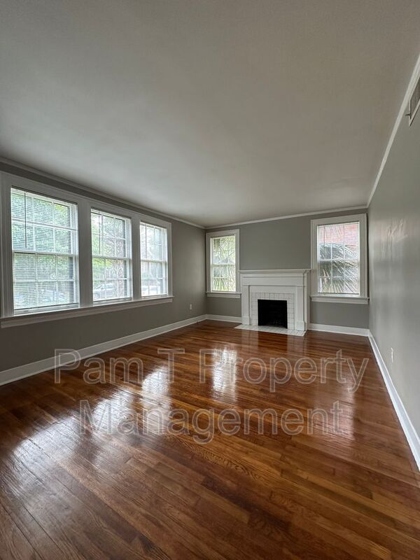 Building Photo - 740 E 45th St