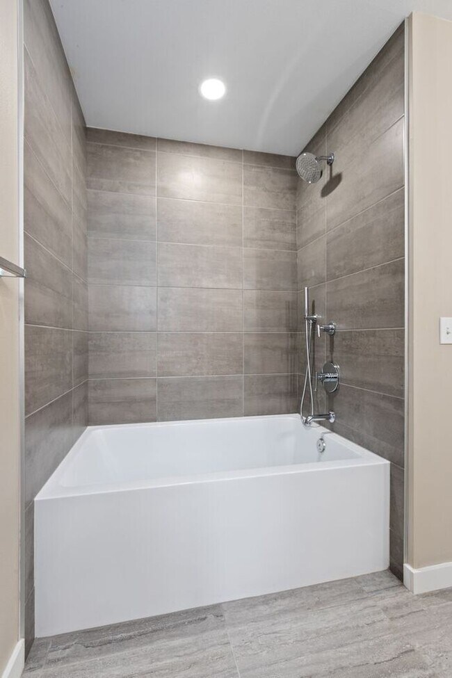 Foto del edificio - AIR CONDITIONED Townhome in Beautiful Summ...