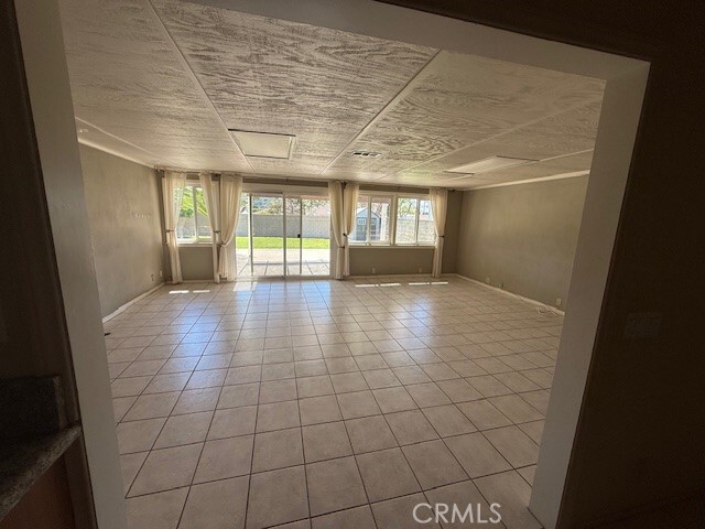 Building Photo - 518 E Walnut Ave