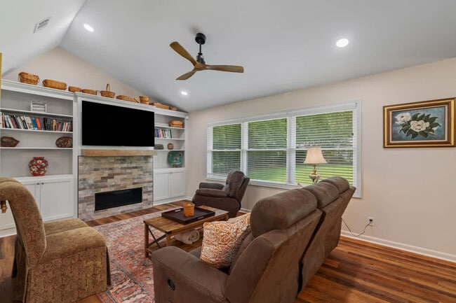 Building Photo - 608 S 21st Ave