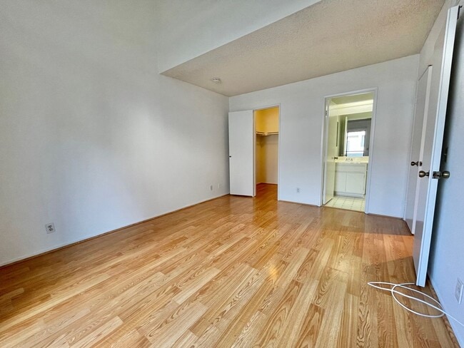 Building Photo - 2 Bed 2 Bath Corner Townhome