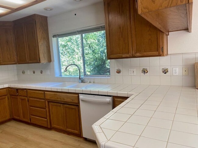 Building Photo - Roomy 3 Bedroom 2 Bathroom Home Walk to Do...
