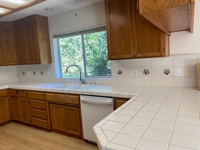 Foto del edificio - Roomy 3 Bedroom 2 Bathroom Home Walk to Do...