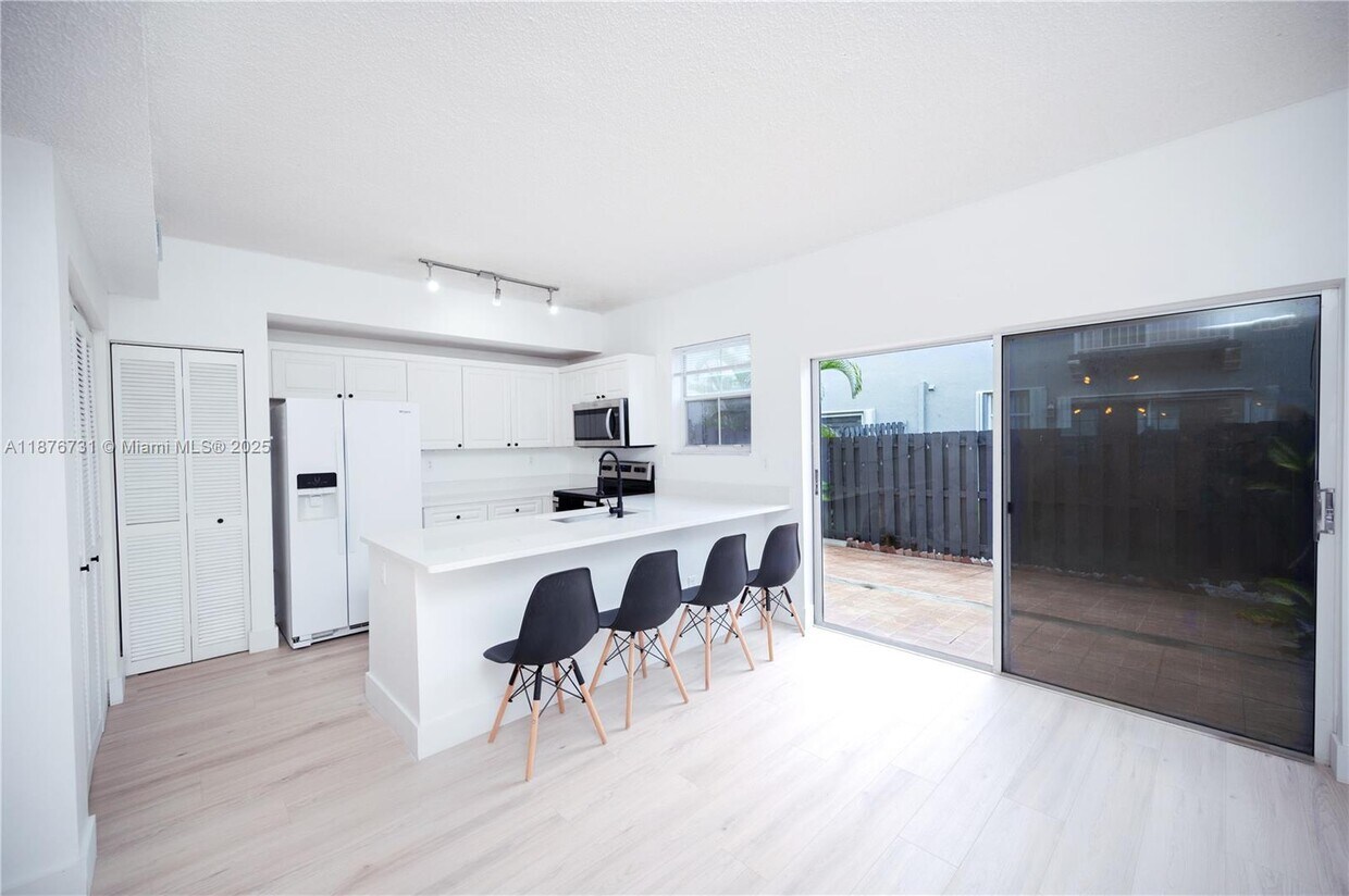 Foto principal - 5265 NW 112th Ave