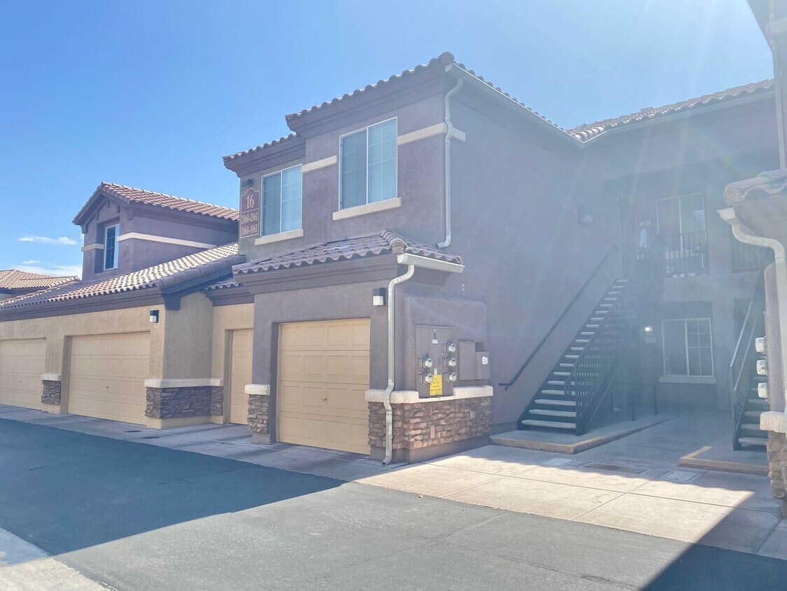 Foto principal - STUNNING GATED CONDO UNIT 1ST FLOOR UNIT W...
