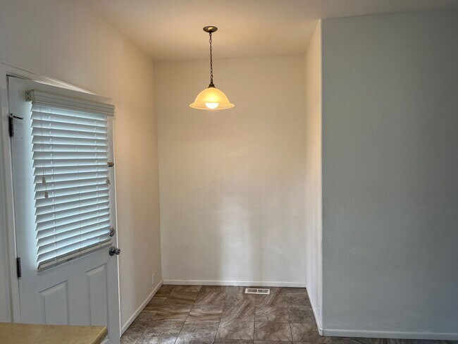 Building Photo - Fantastic 2 Bedroom Townhome located in Th...