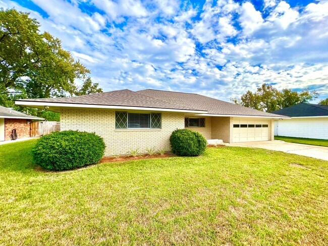 Foto del edificio - Updated 3 Bedroom Home with All Appliances & Double Garage