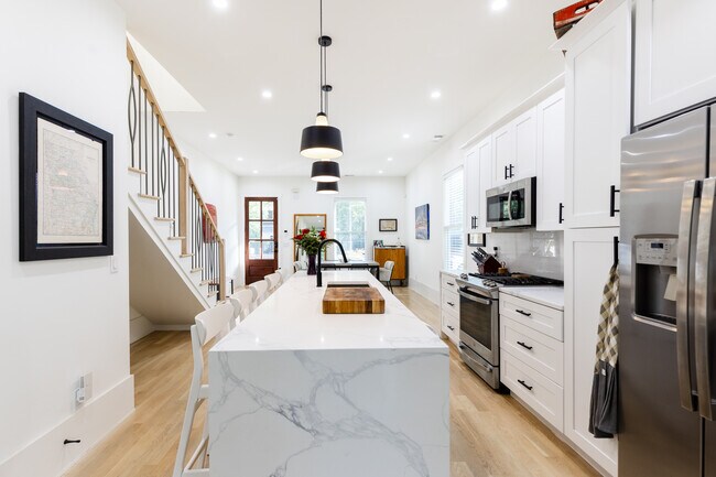 Foto del edificio - 608 Woodward Ave SE