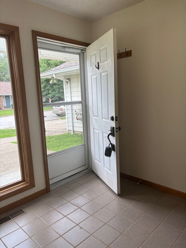 Building Photo - 3 Bedroom 2 bath
