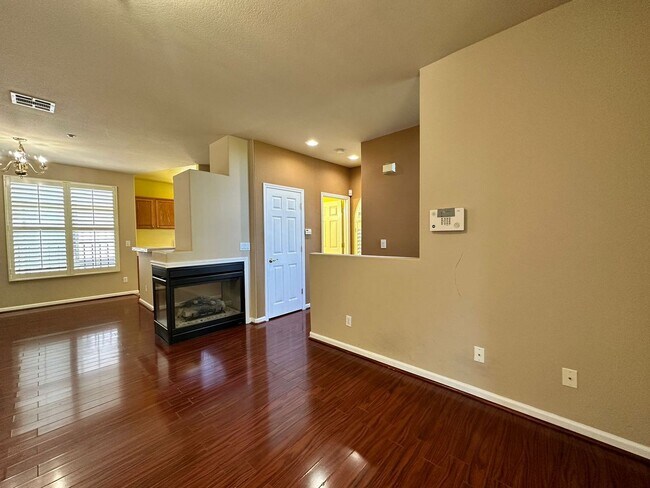 Foto del edificio - Gated Hayward Townhome with 2-Car Garage & Private Patio