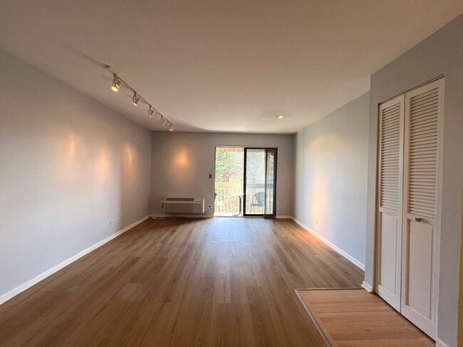 Building Photo - 820 N Lakeside Dr