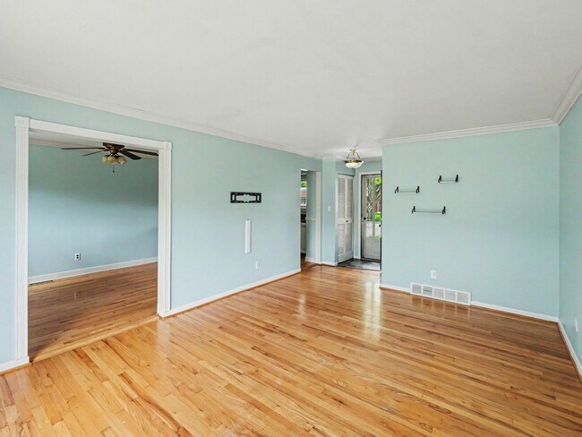 Building Photo - Beautifully maintained, move in ready 3 bed, 1.5 bath single family home