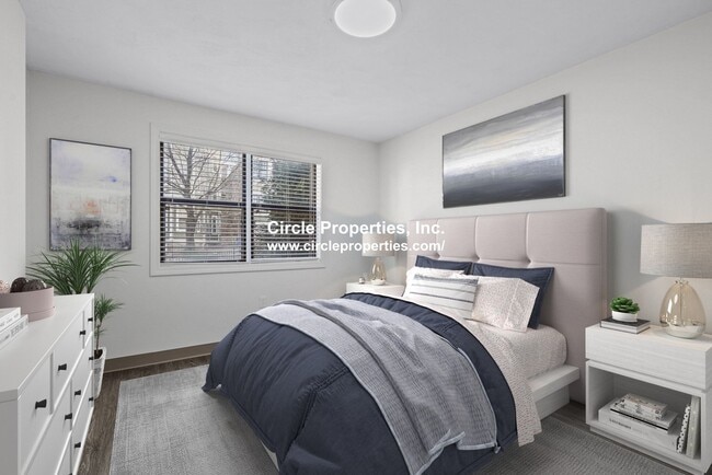 Building Photo - Renovated Gem near NEU with Laundry in Unit.  Hot Water and Internet included.  Cat Friendly