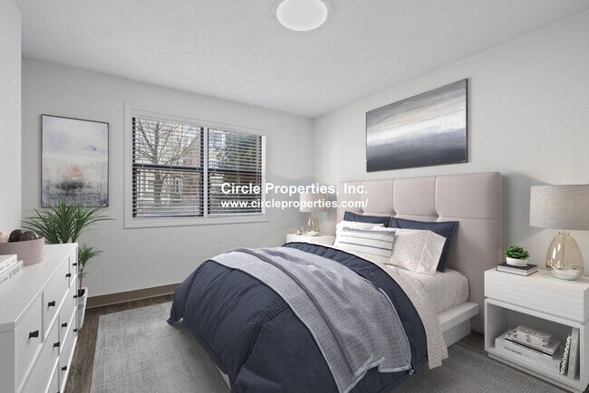 Foto del edificio - Renovated Gem near NEU with Laundry in Unit.  Hot Water and Internet included.  Cat Friendly