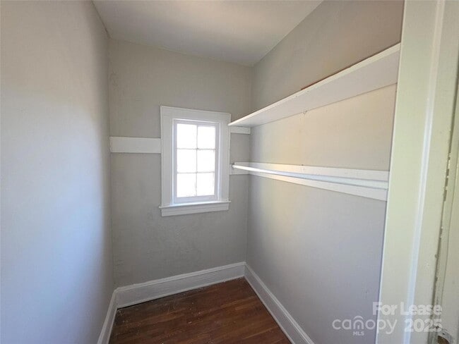 Building Photo - 1412 Park Dr