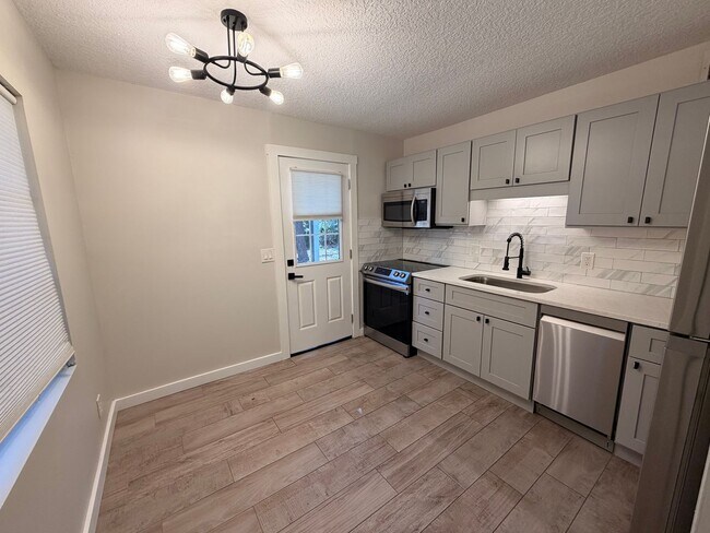 Building Photo - 1700 Main St