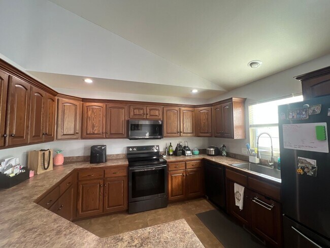 Building Photo - Beautiful Four Bedroom Home in Taylor Hill...