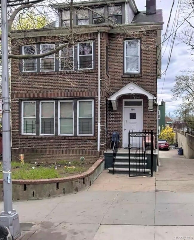 Building Photo - 756 E 232nd St