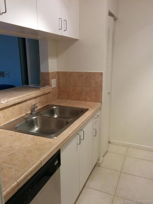 Foto del edificio - 1743 Village Blvd
