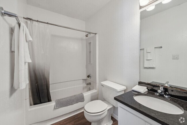 Building Photo - 3027 Northwood Dr