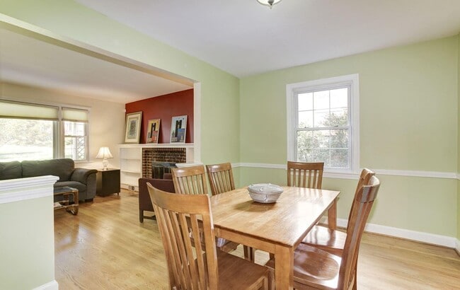 Building Photo - Absolutely Gorgeous Rambler in Great Location!