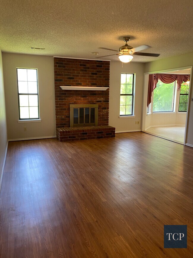 Building Photo - 345 E Pharris Dr