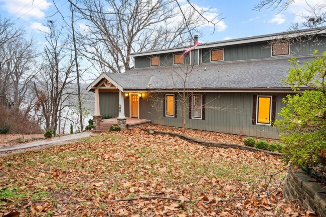 Building Photo - FREE RENT! Luxury Living on the River — Your Dream Home Awaits