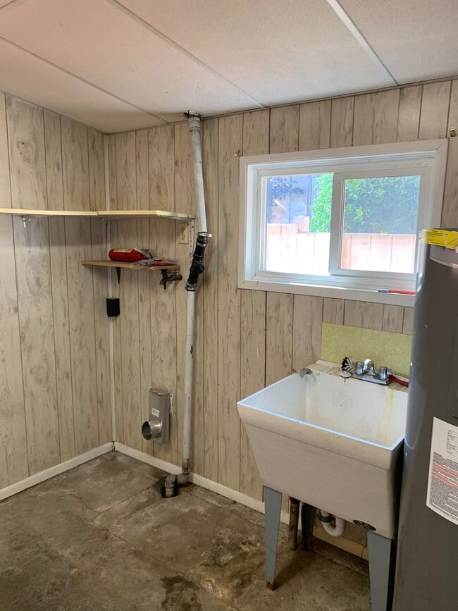 Building Photo - 3 Bedroom 2 Bath House with an office