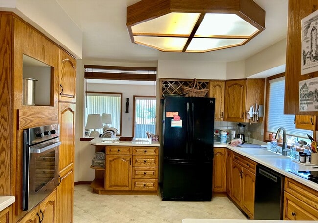 Building Photo - 4739 S Golf Course Dr