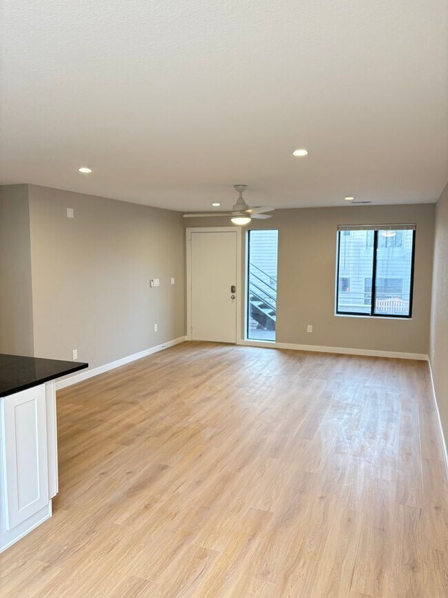 Foto del edificio - Completely Renovated 3 Bed 2 Bath Condo Downtown Pearl.  Brand New Interior!