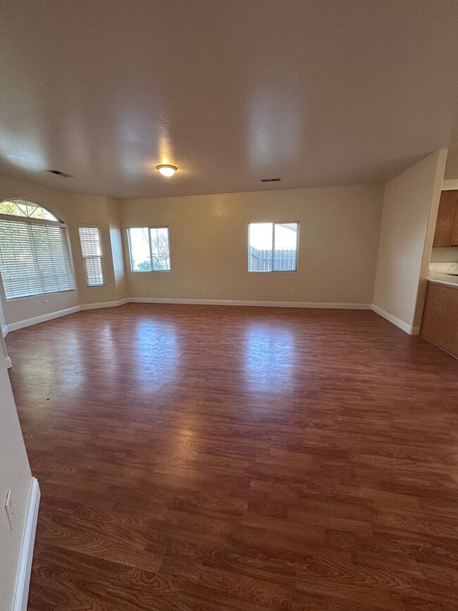 Building Photo - 615 New Zealand Dr