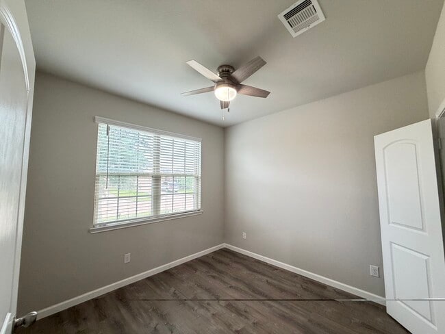 Building Photo - 6118 Yesenia St